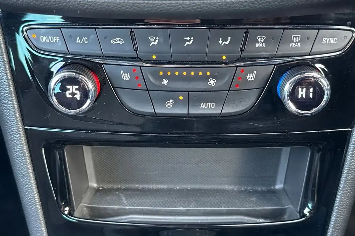 2021-vauxhall-astra-12-turbo-griffin-edition-hatchback-big-21