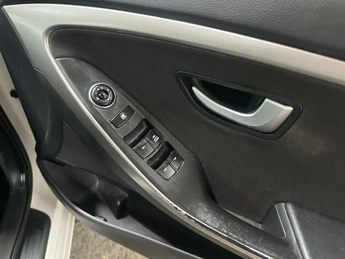 2015-hyundai-i30-14-active-5d-big-9