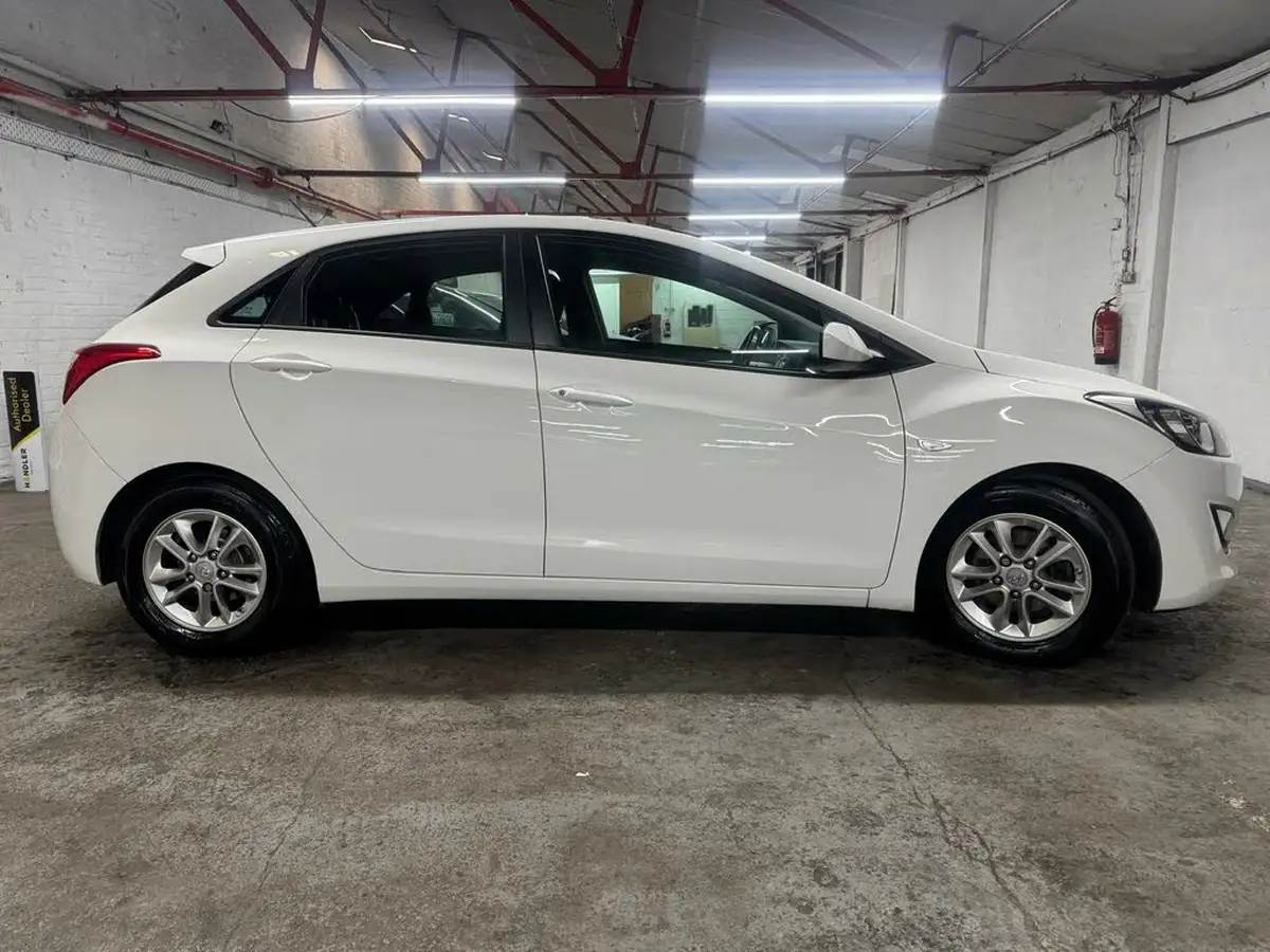 2015-hyundai-i30-14-active-5d-big-5