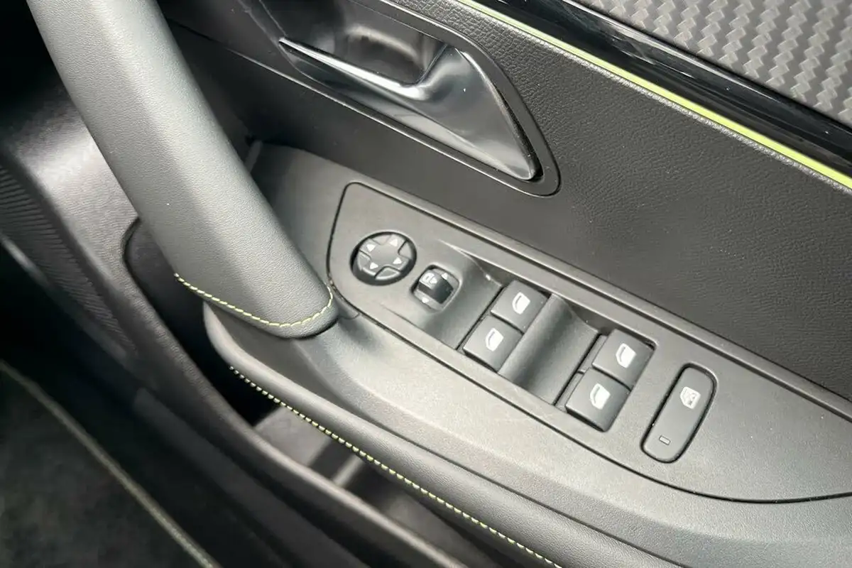 2023-peugeot-2008-suv-big-17