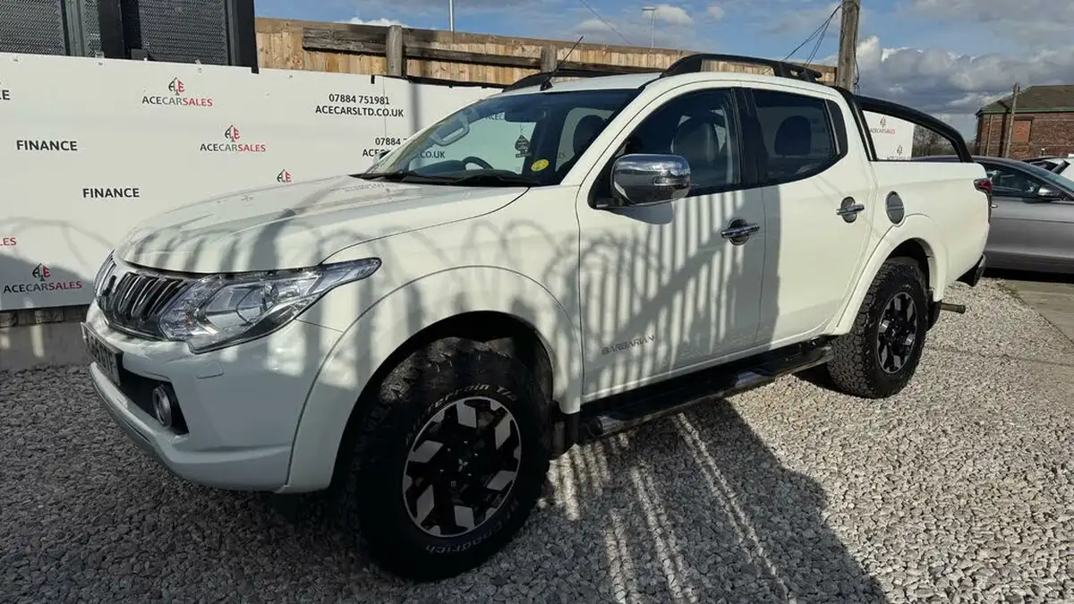 2015-mitsubishi-l200-24di-d-barbarian-auto-big-3