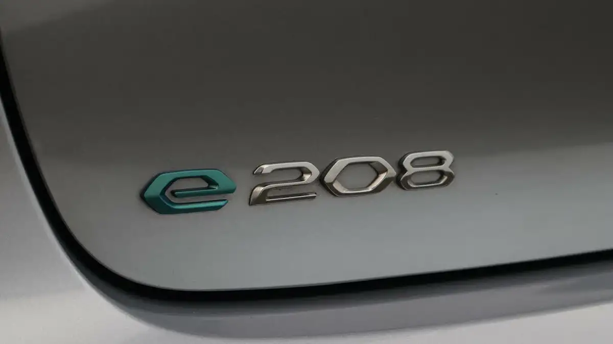 2022-peugeot-208-e-gt-136ps-50kwh-big-22