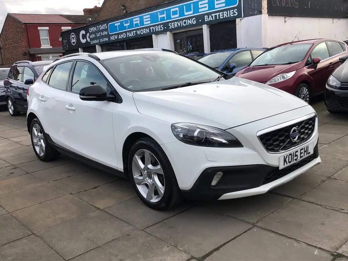 2015-volvo-v40-20td-d4-cross-country-lux-geartronic-big-0