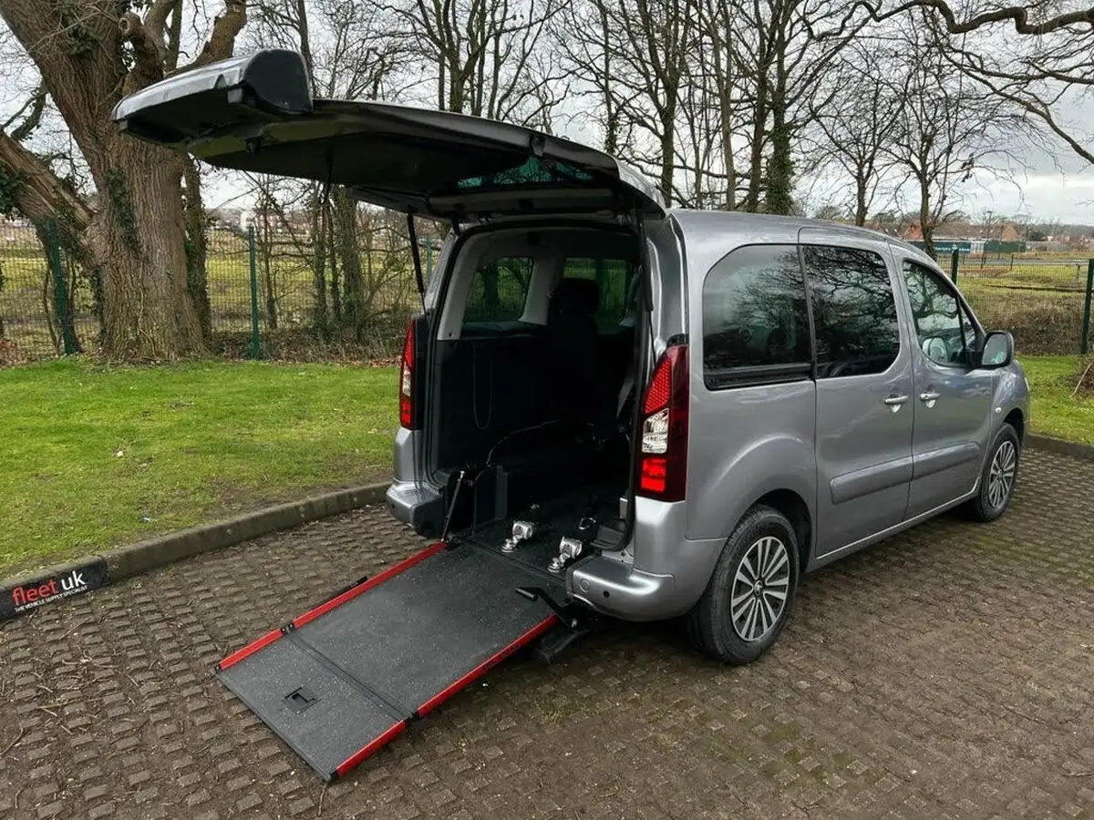 2019-peugeot-partner-big-0