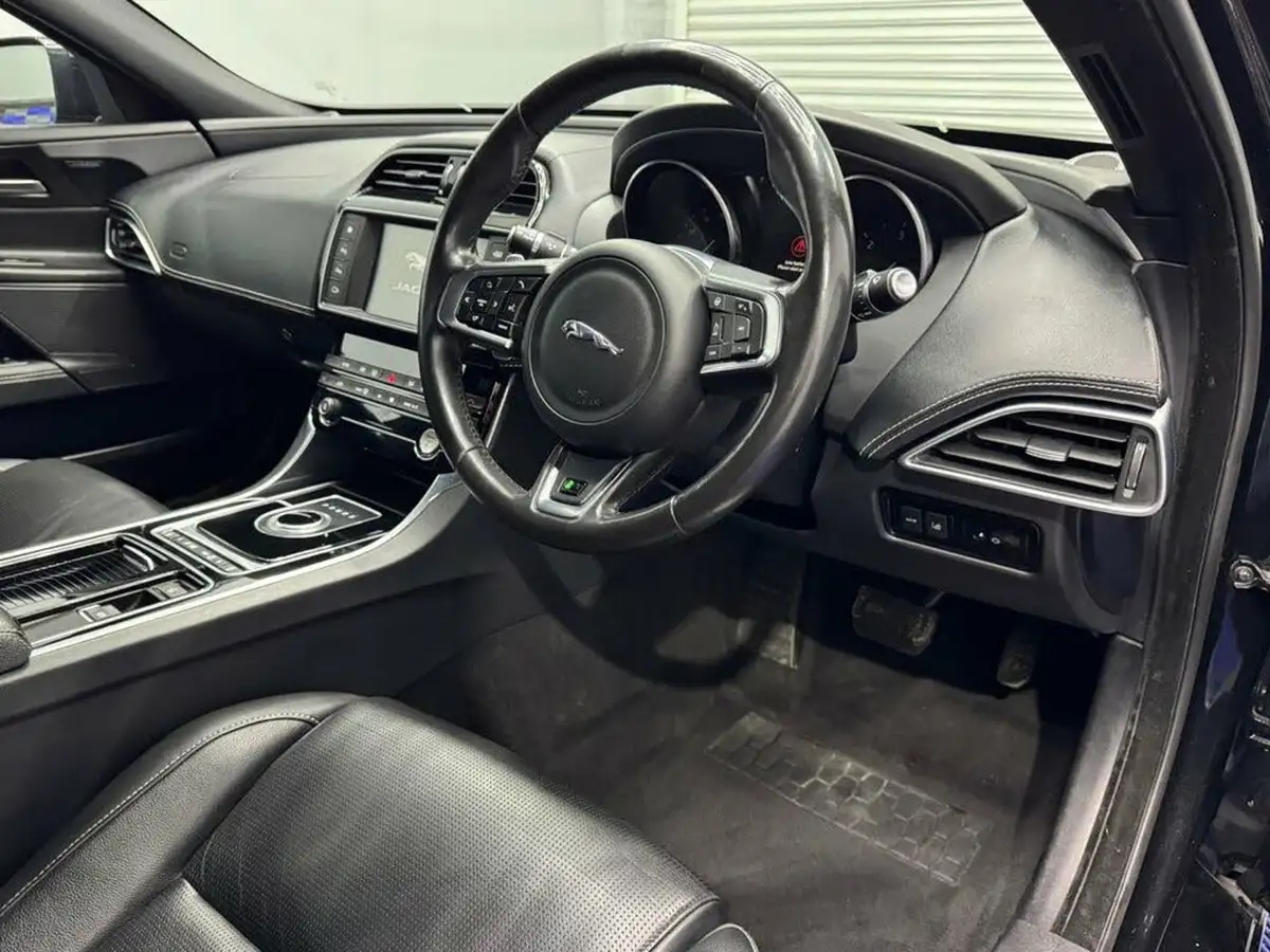 2017-jaguar-xe-20d-r-sport-240ps-awd-ss-1998cc-auto-big-16