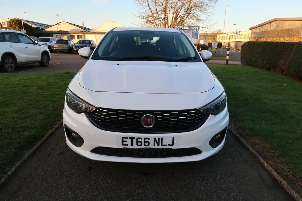 2017-fiat-tipo-14-easy-plus-hatchback-big-3