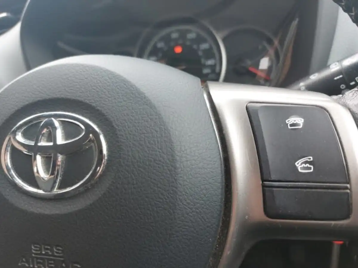 2015-toyota-yaris-133-icon-vvt-i-5d-big-13