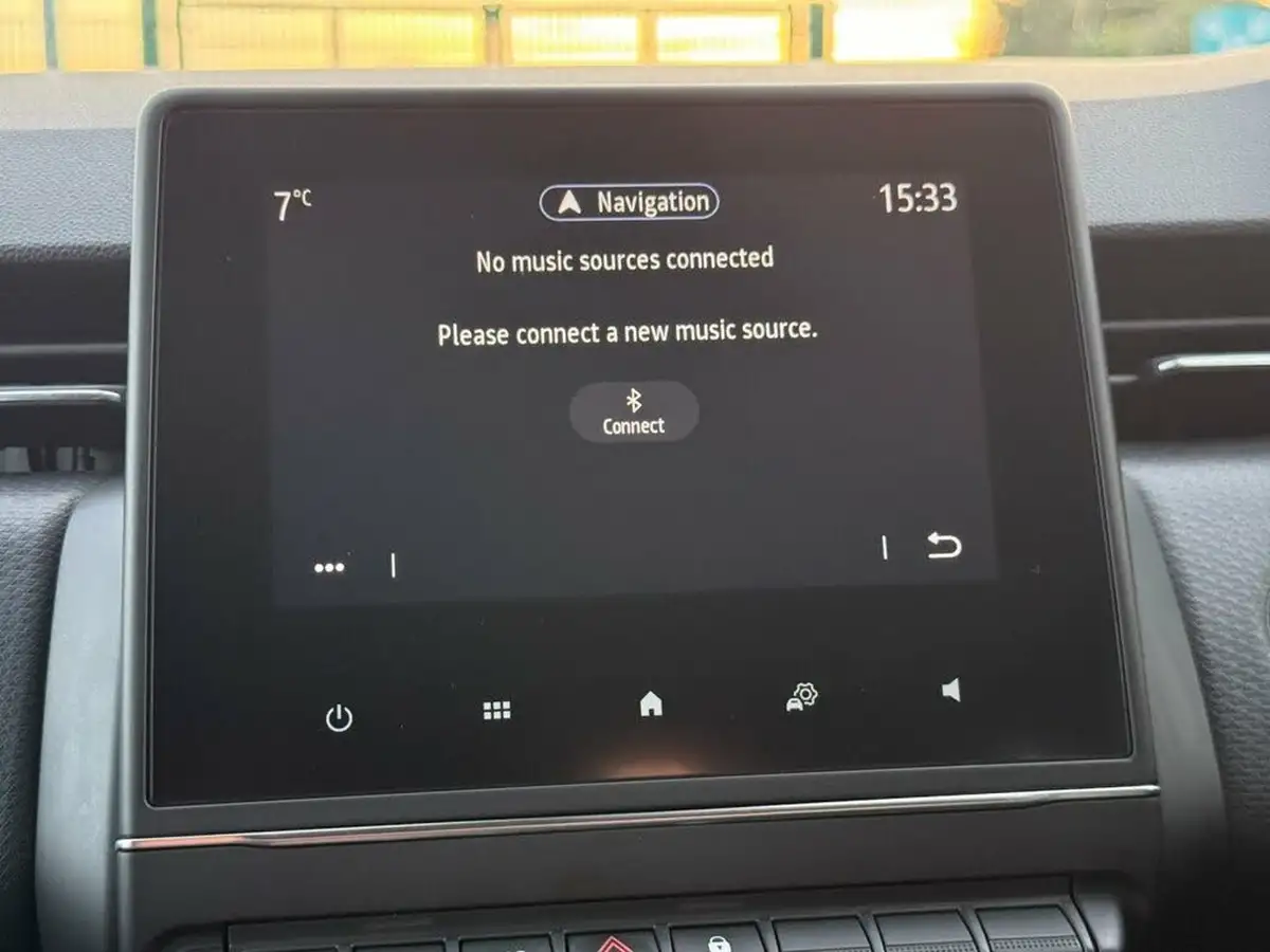 2020-renault-clio-10-sce-iconic-75bhp-big-19