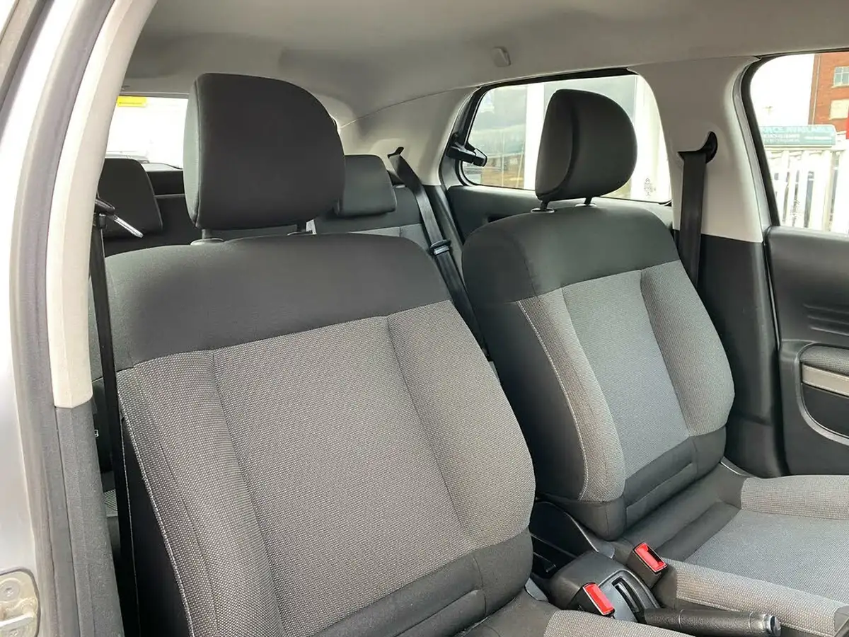 2015-citroen-c4-cactus-16bluehdi-feel-big-24