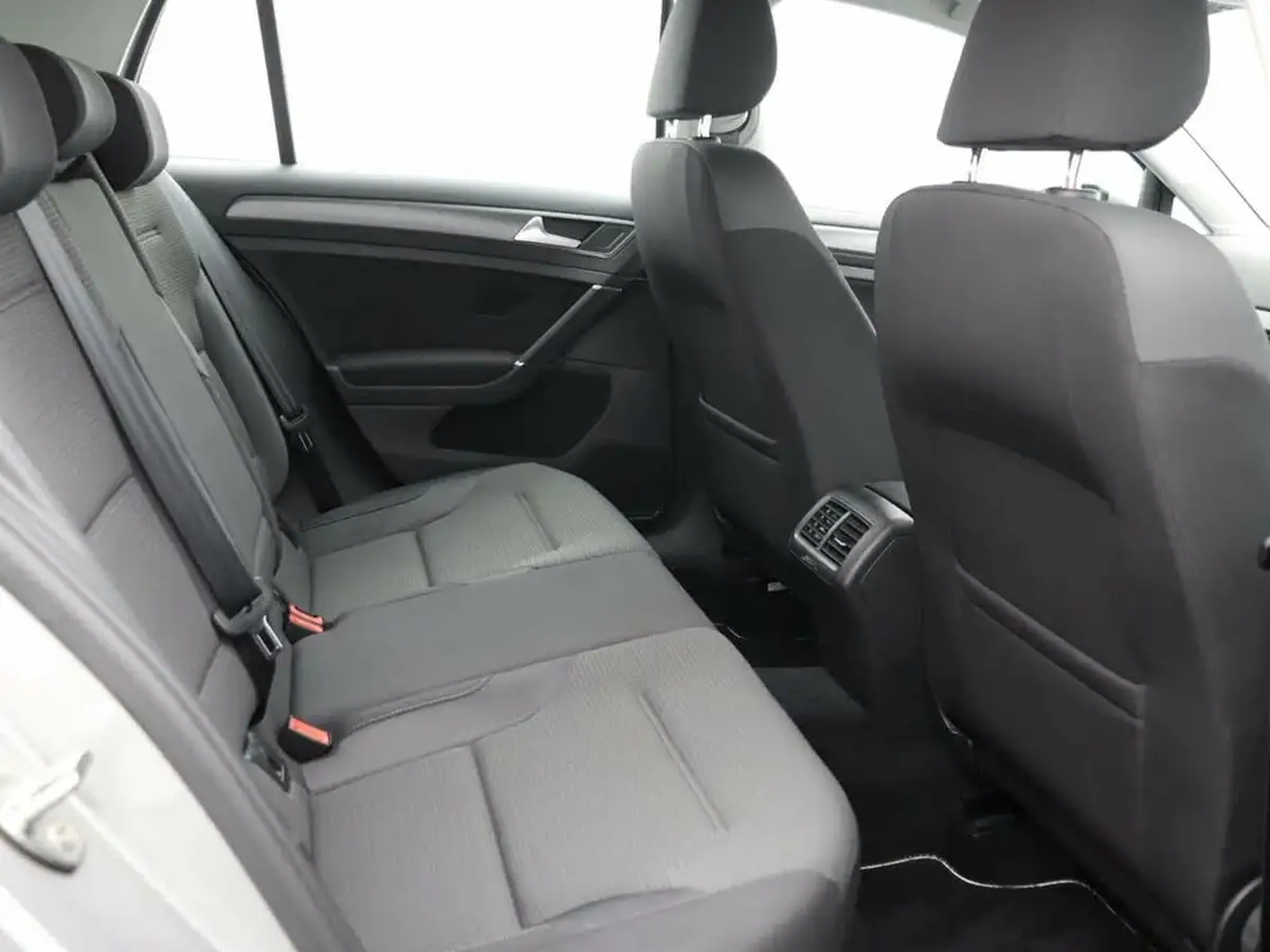2018-volkswagen-golf-20tdi-se-nav-hatchback-5d-big-32