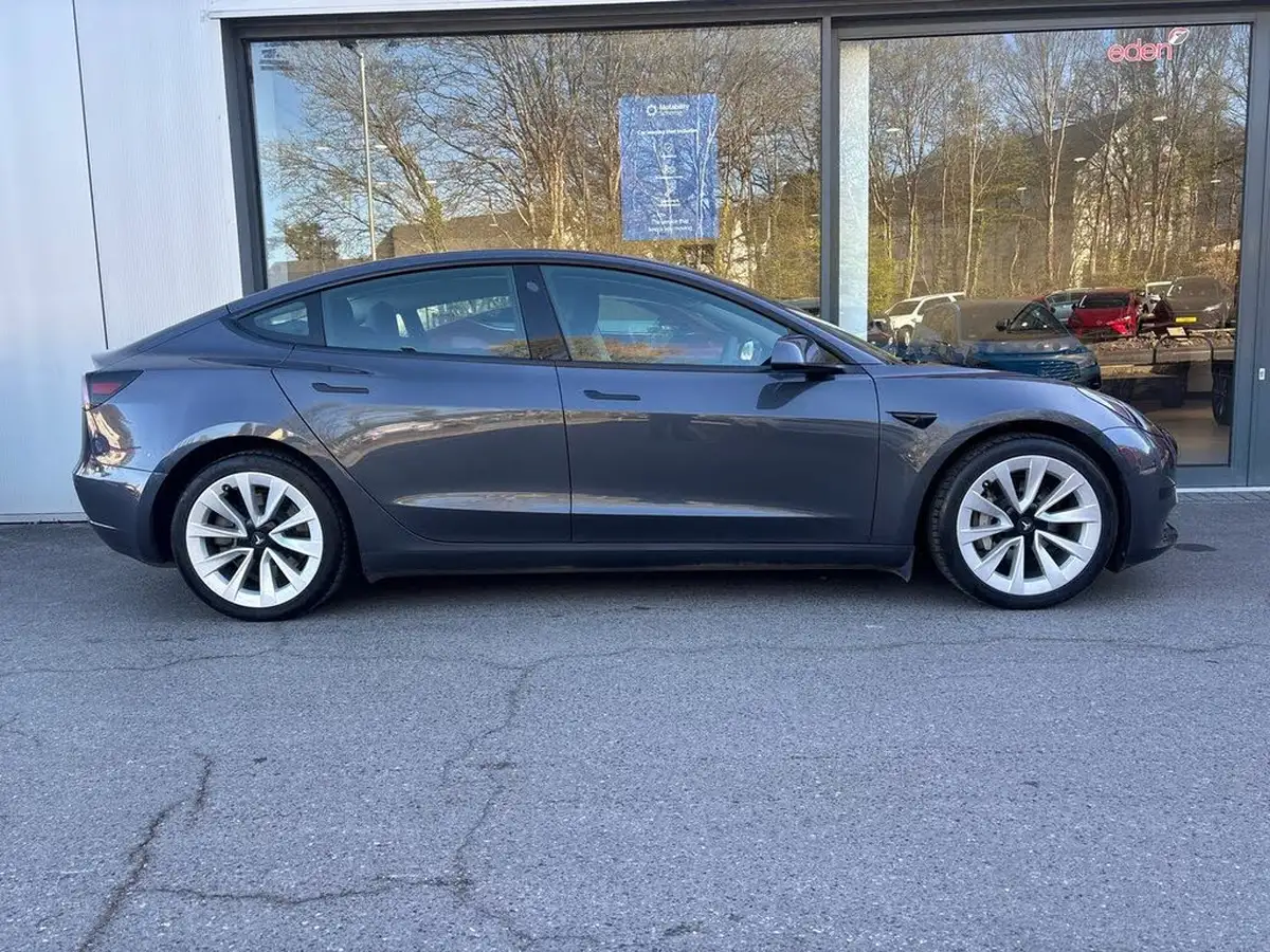 2022-tesla-model-3-e-rwd-big-7