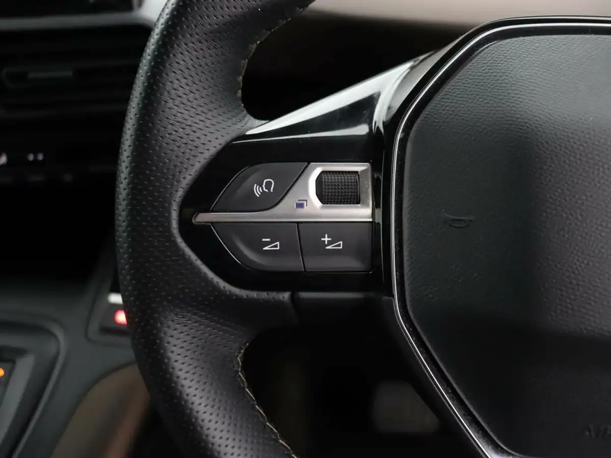 2024-peugeot-rifter-e-gt-136bhp-50kwh-long7-seats-big-32
