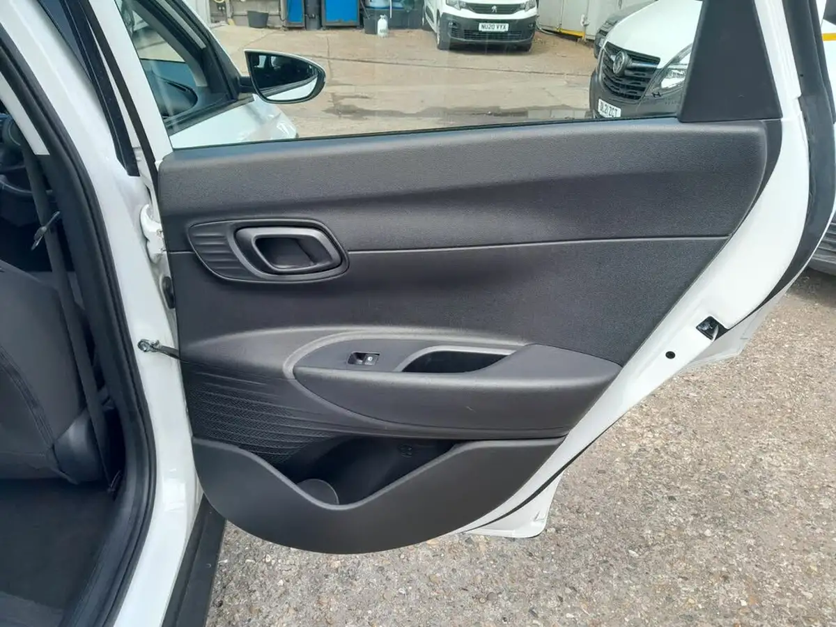 2022-hyundai-bayon-10-t-gdi-se-connect-dct-big-21