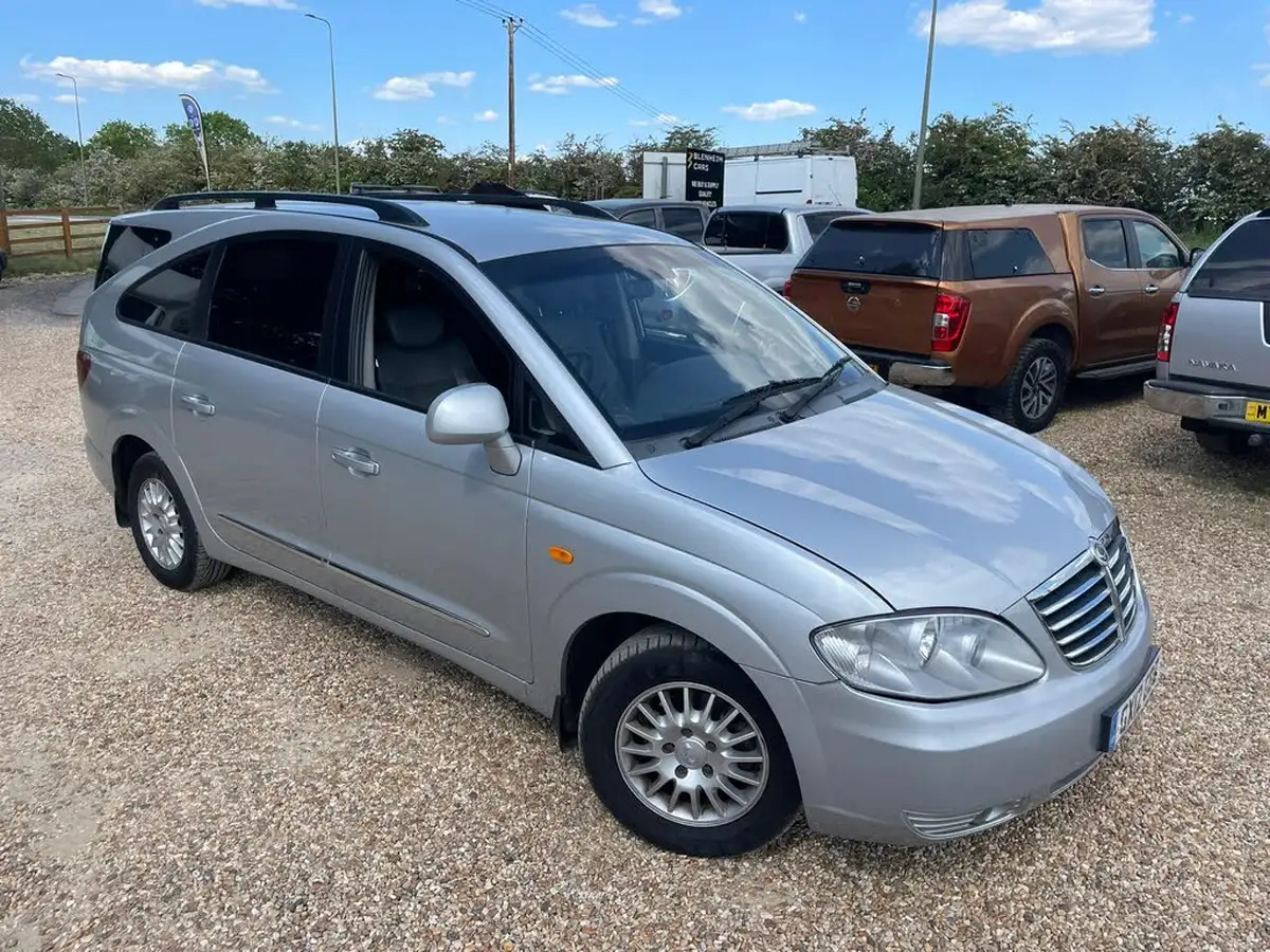 2012-kgm-ssangyong-rodius-27td-es-big-2