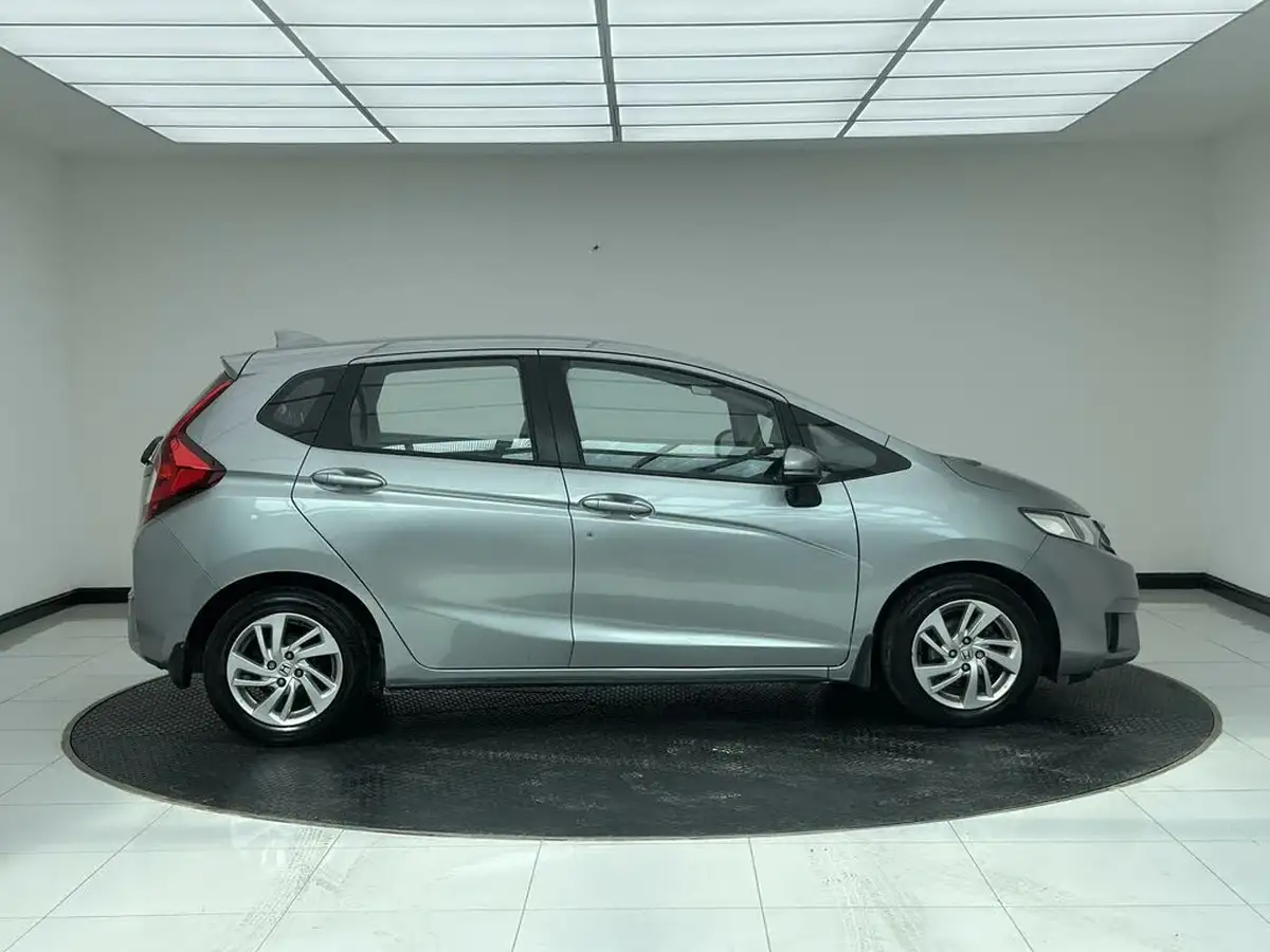 2015-honda-jazz-13-i-vtec-se-cvt-big-6