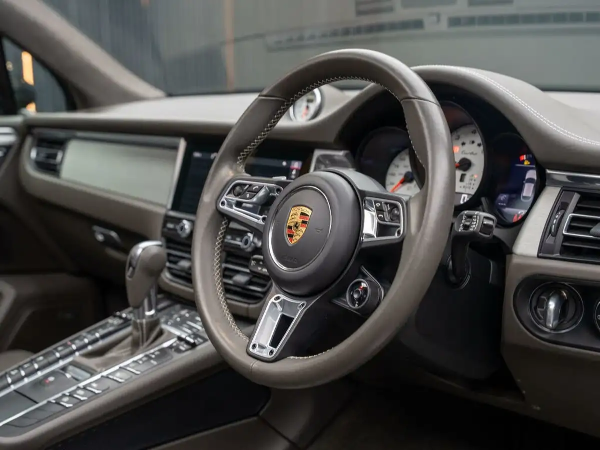 2021-porsche-macan-29-turbo-big-19