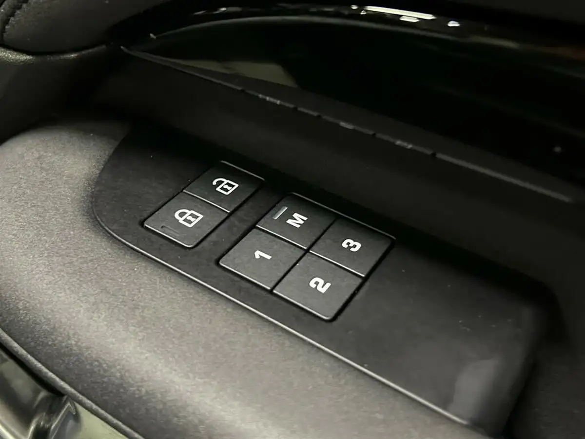 2021-land-rover-discovery-30-d300-commercial-hse-big-24