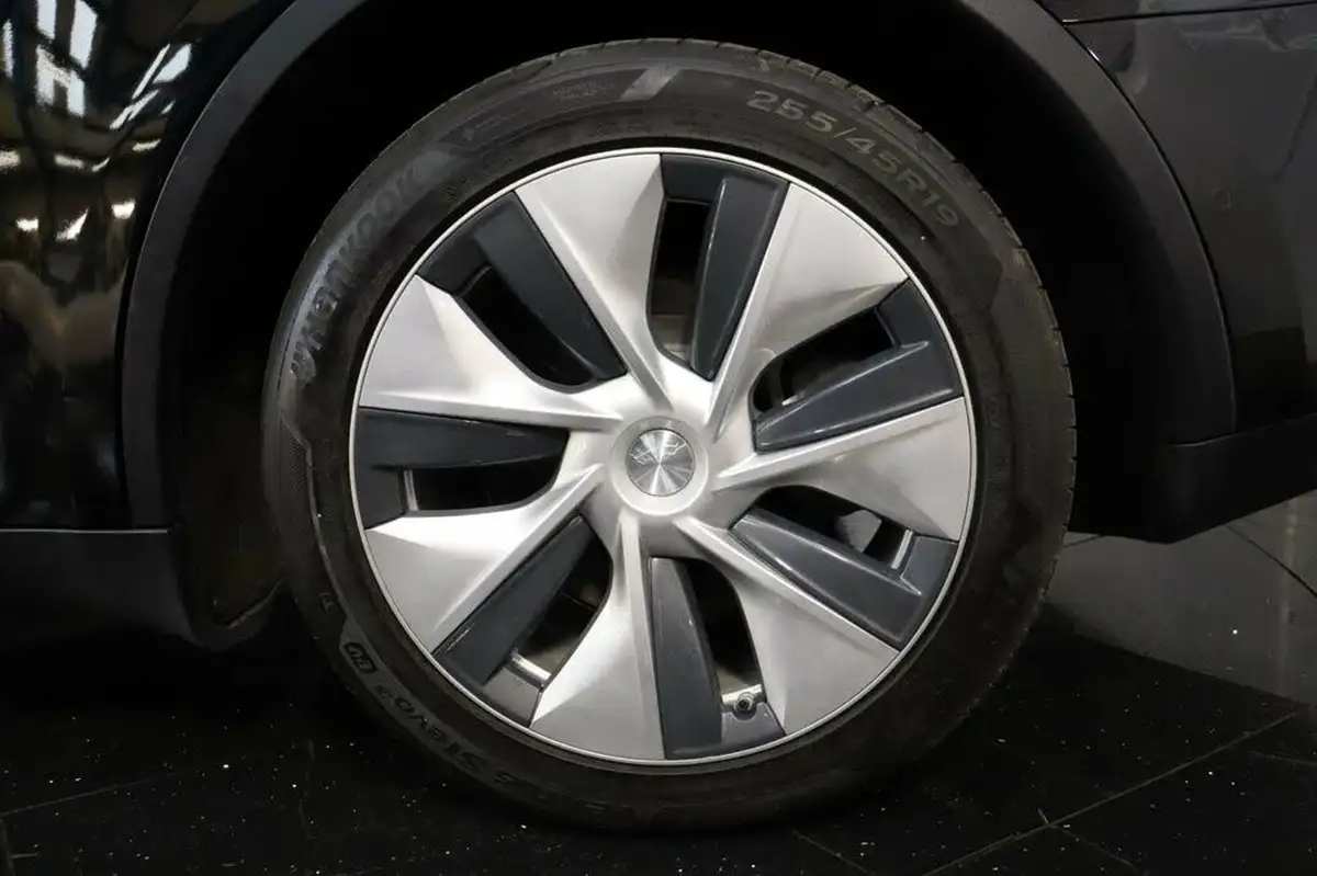 2022-tesla-model-y-e-long-range-big-31