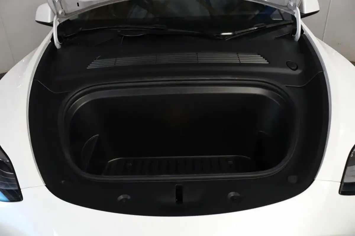 2022-tesla-model-y-e-long-range-big-12