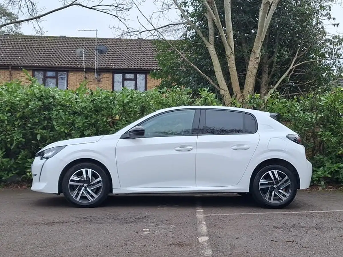 2023-peugeot-208-12-puretech-allure-premium-100ps-big-3