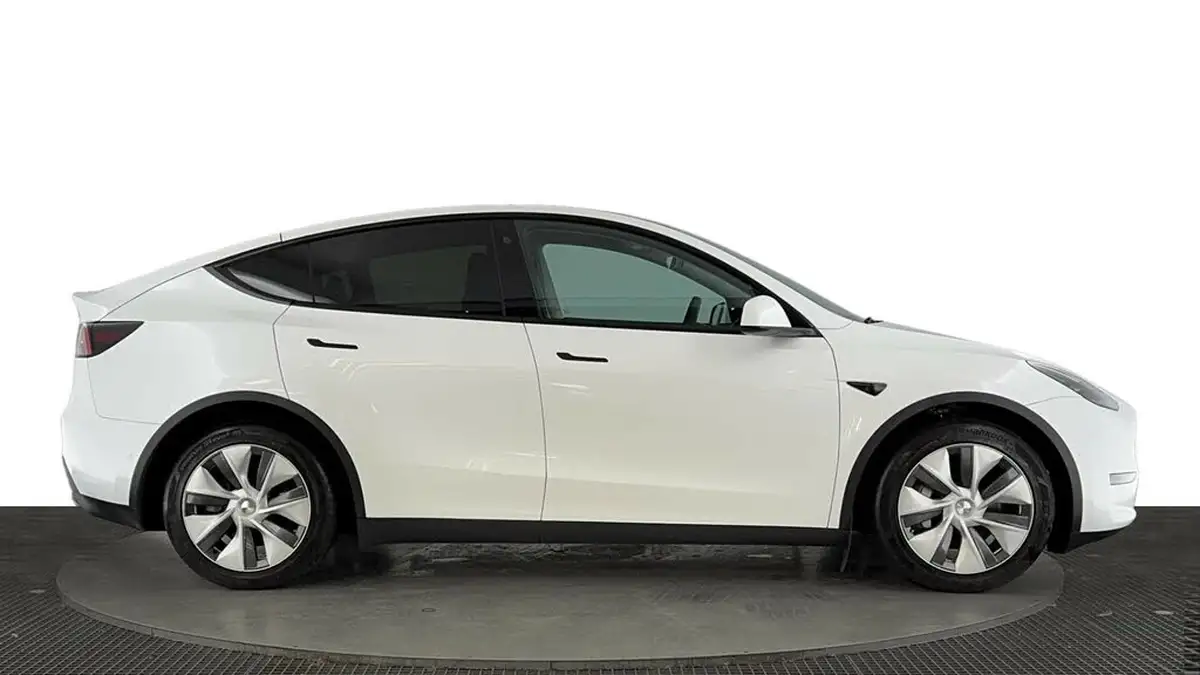 2022-tesla-model-y-e-long-range-big-2