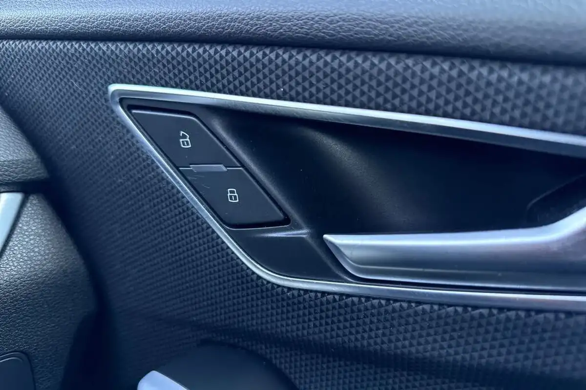 2022-audi-q2-10-30-tfsi-black-edition-big-25