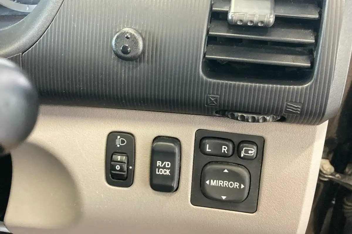 2013-mitsubishi-l200-25td-trojan-big-19