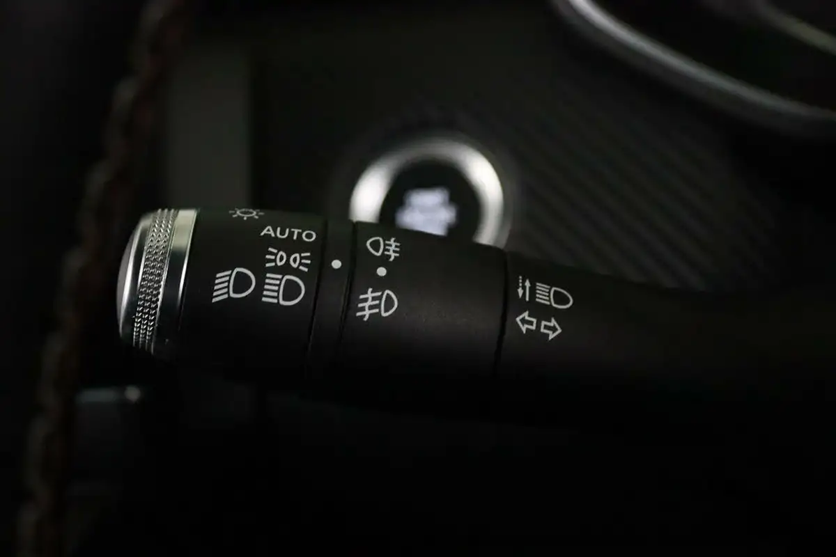 2020-renault-clio-13-tce-rs-line-big-23