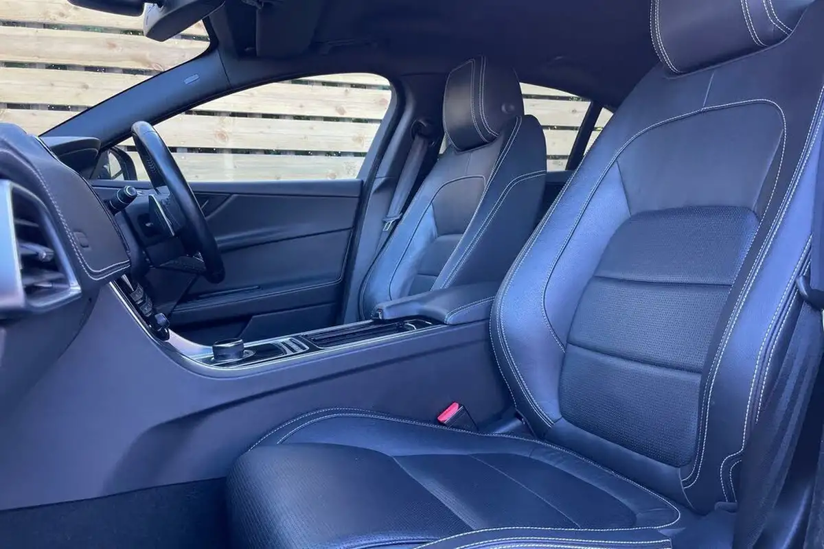 2018-jaguar-xe-20i-r-sport-249ps-1998cc-big-26