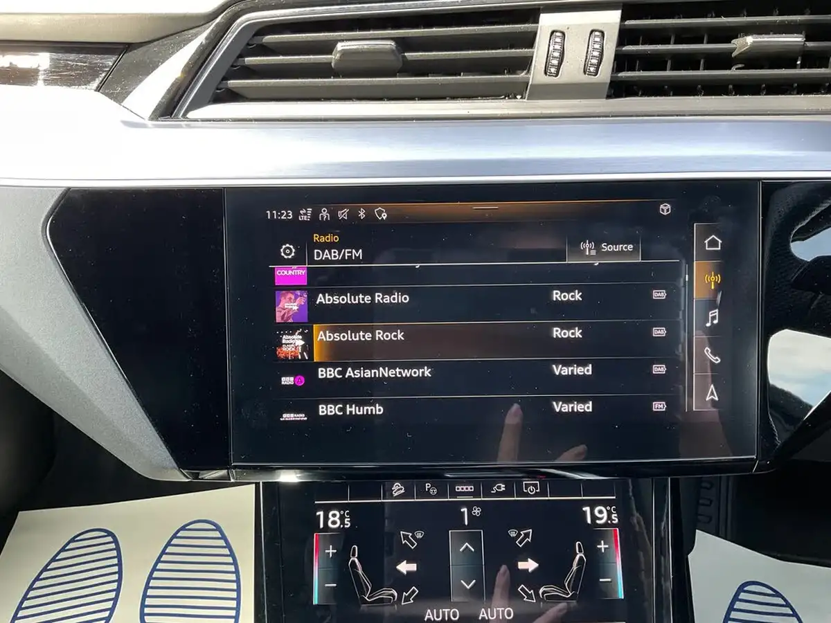 2022-audi-e-tron-50e-black-edition-station-wagon-big-22
