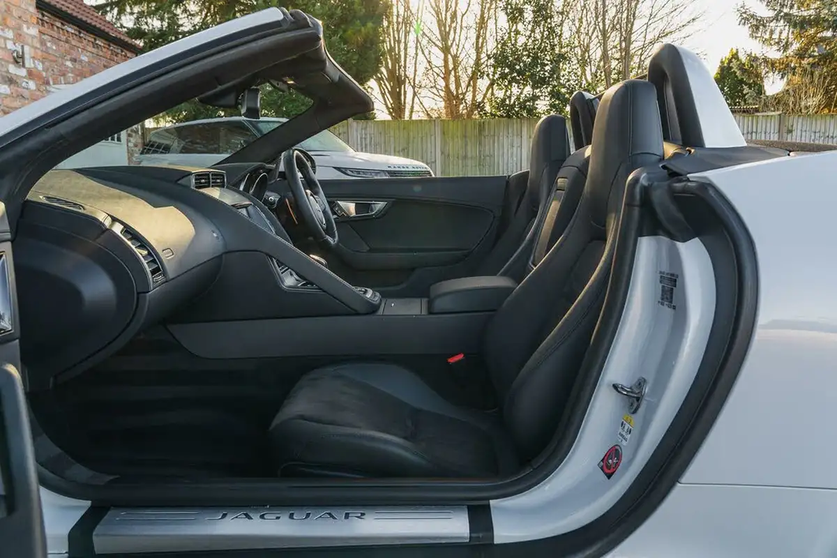 2015-jaguar-f-type-30-convertible-quickshift-big-31