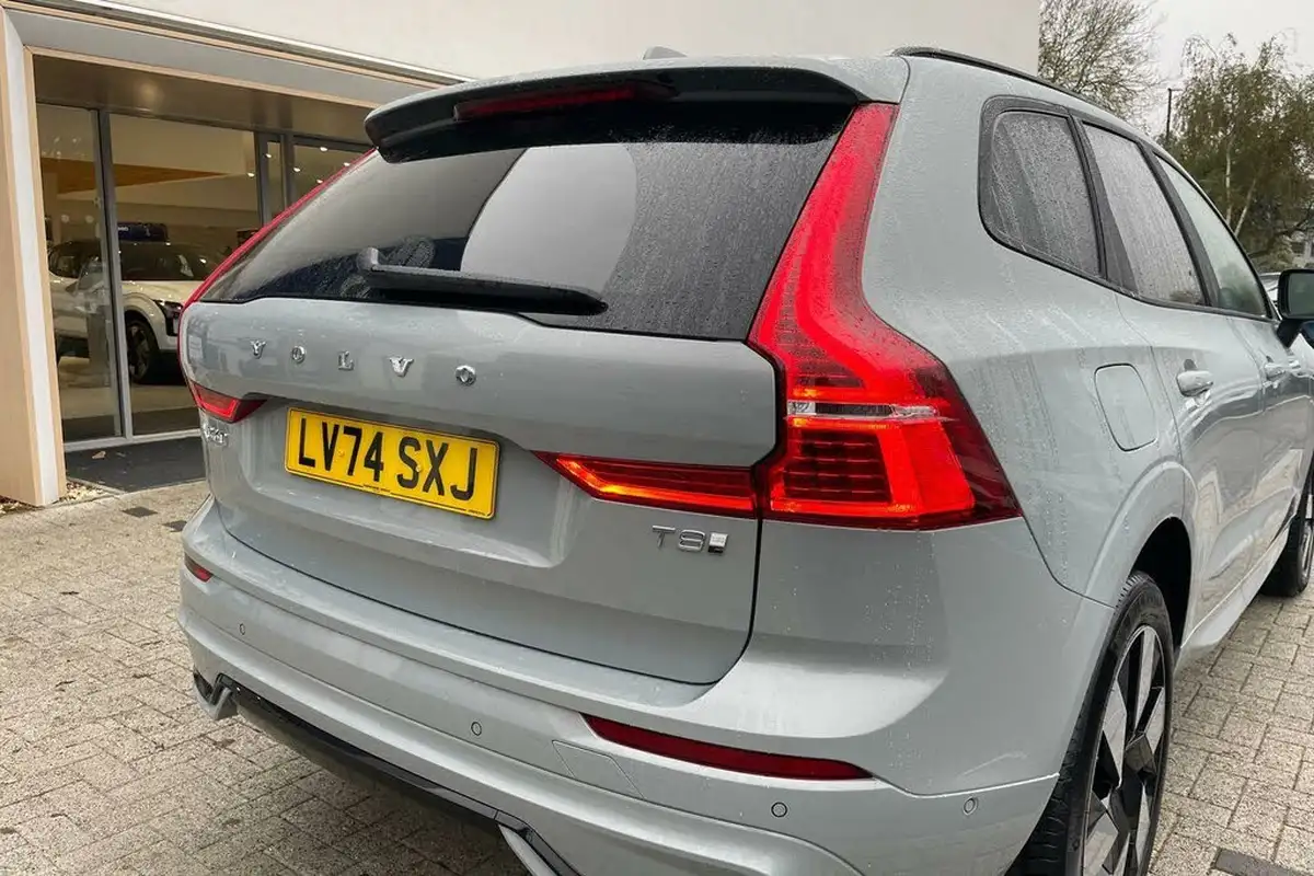 2024-volvo-xc60-20-t8-ultra-dark-big-14