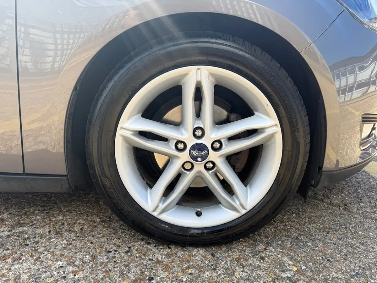 2015-ford-focus-10t-titanium-125ps-hatchback-big-11