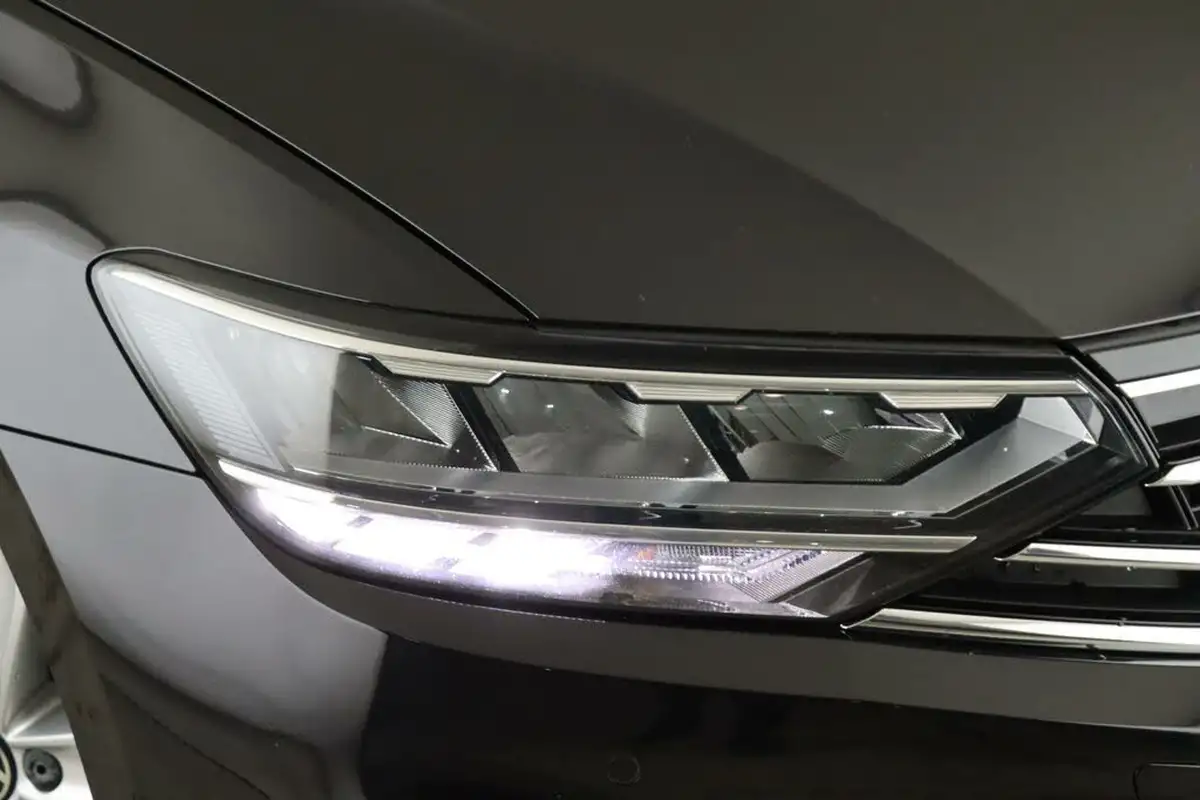 2020-volkswagen-passat-20tdi-se-nav-150ps-saloon-4d-dsg-big-9