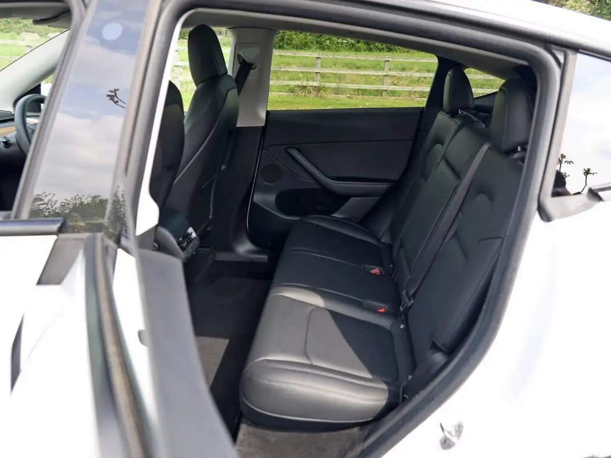 2022-tesla-model-y-e-long-range-big-68