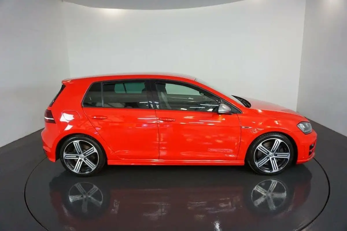 2014-volkswagen-golf-20-tsi-r-5d-big-10