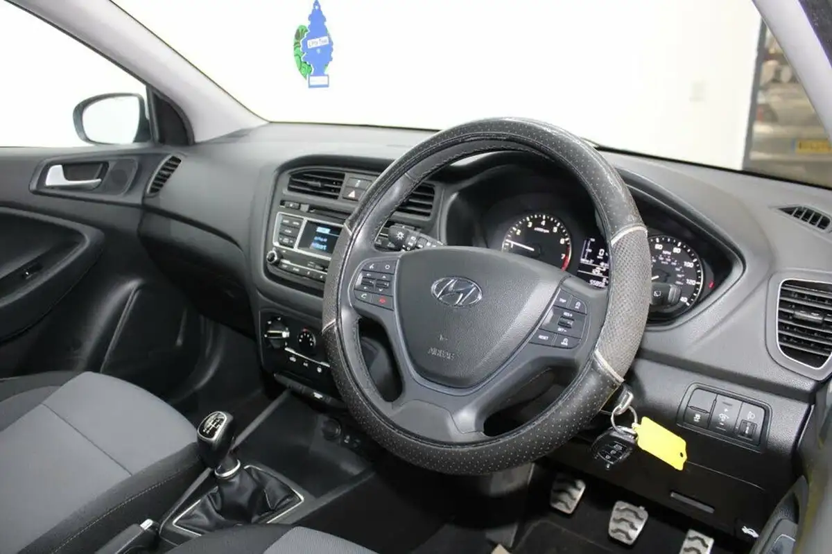 2016-hyundai-i20-10-active-big-1