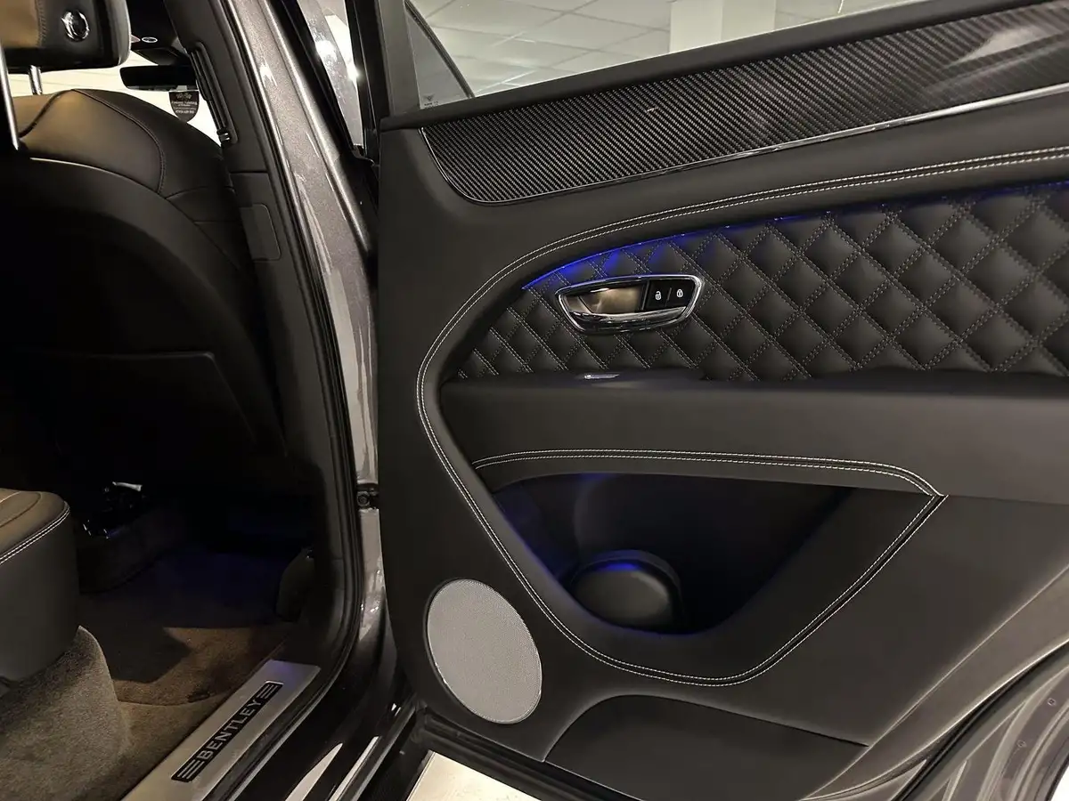 2022-bentley-bentayga-40-v8-big-24