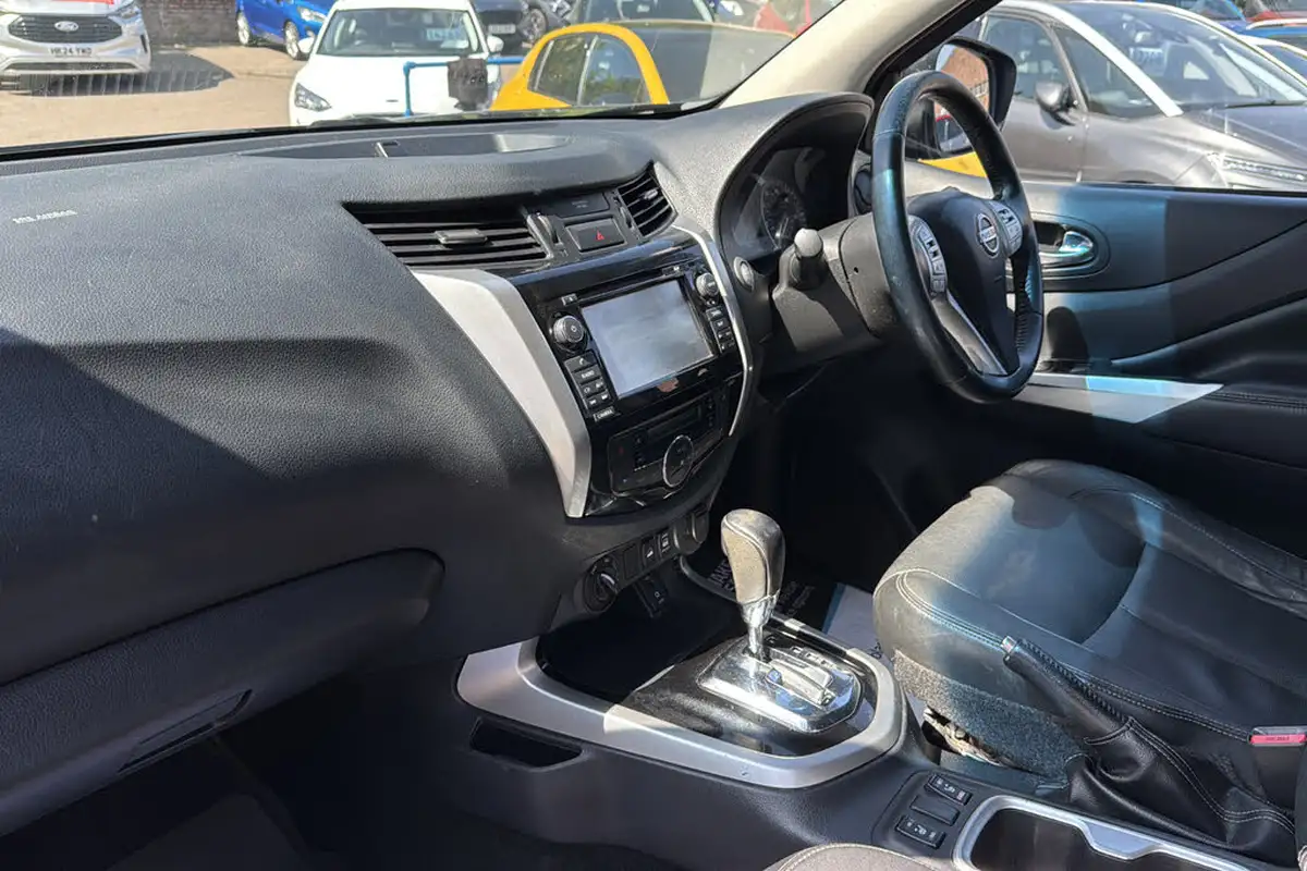 2017-nissan-navara-23dci-tekna-auto-big-9