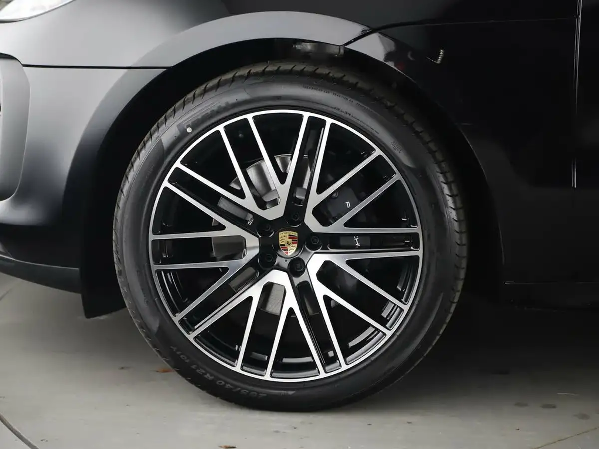 2025-porsche-macan-20-t-big-3