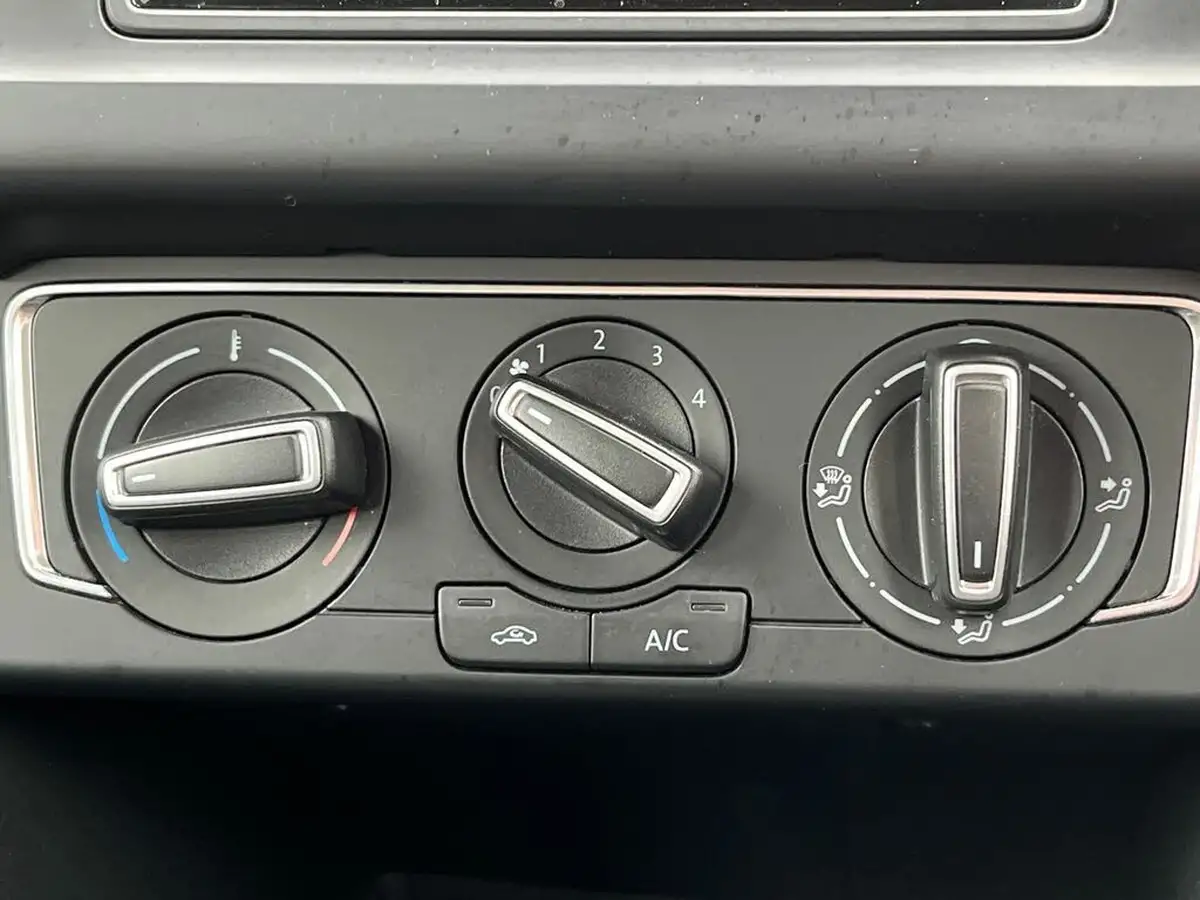 2015-volkswagen-polo-12-tsi-se-5d-big-21