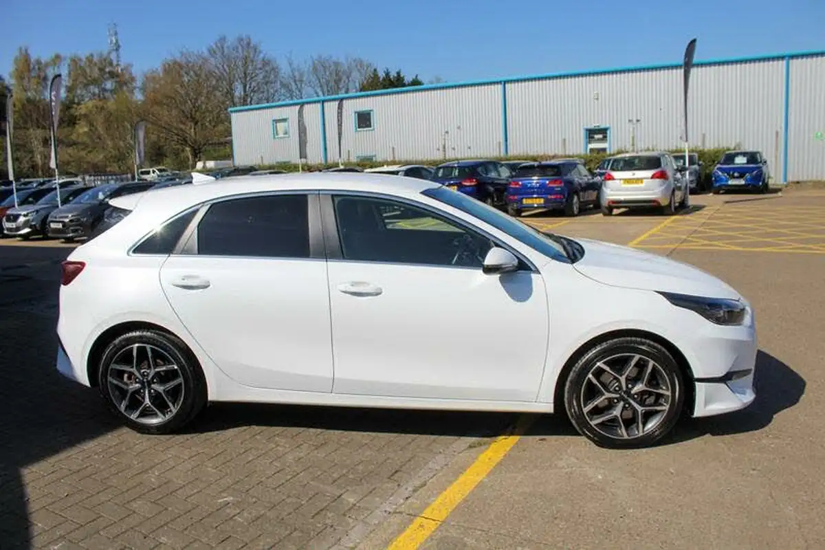2022-kia-ceed-15-t-gdi-3-hatchback-big-11