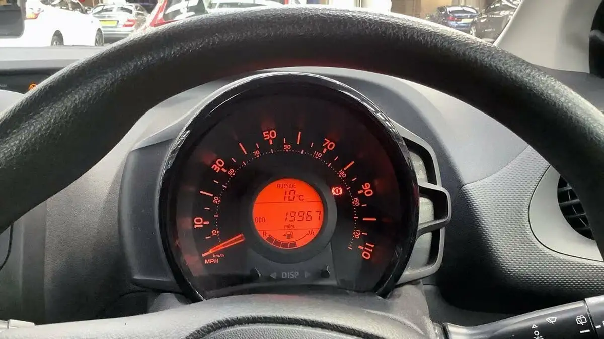 2015-toyota-aygo-10-vvt-i-x-3d-big-7