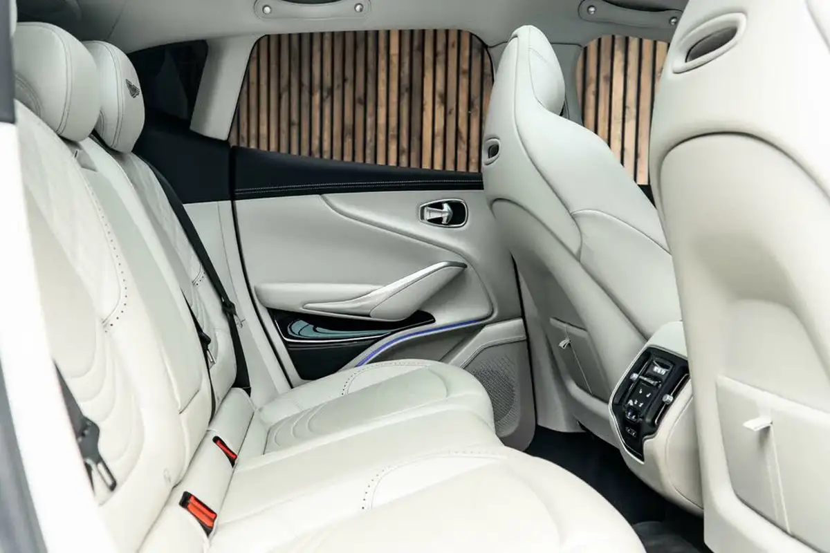 2022-aston-martin-dbx-40-v8-big-38