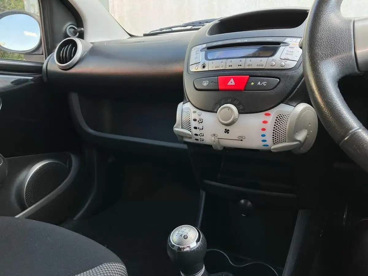 2012-toyota-aygo-10-aygo-fire-5d-big-19