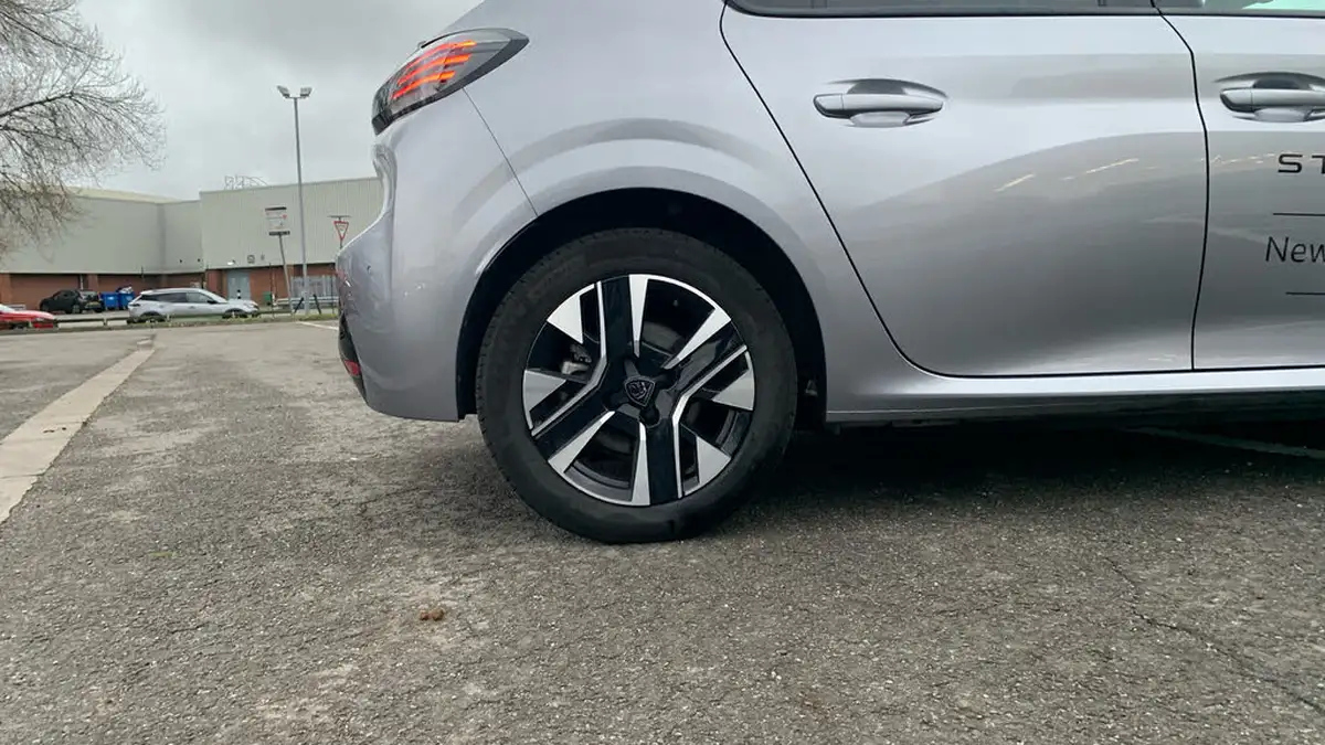 2024-peugeot-208-e-e-style-big-15