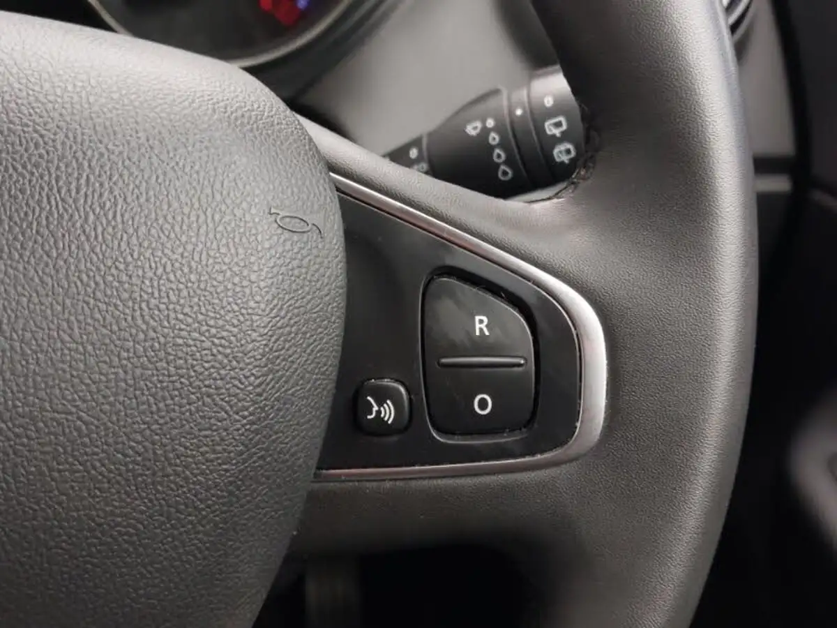 2019-renault-captur-13-tce-iconic-150bhp-ss-edc-auto-big-17
