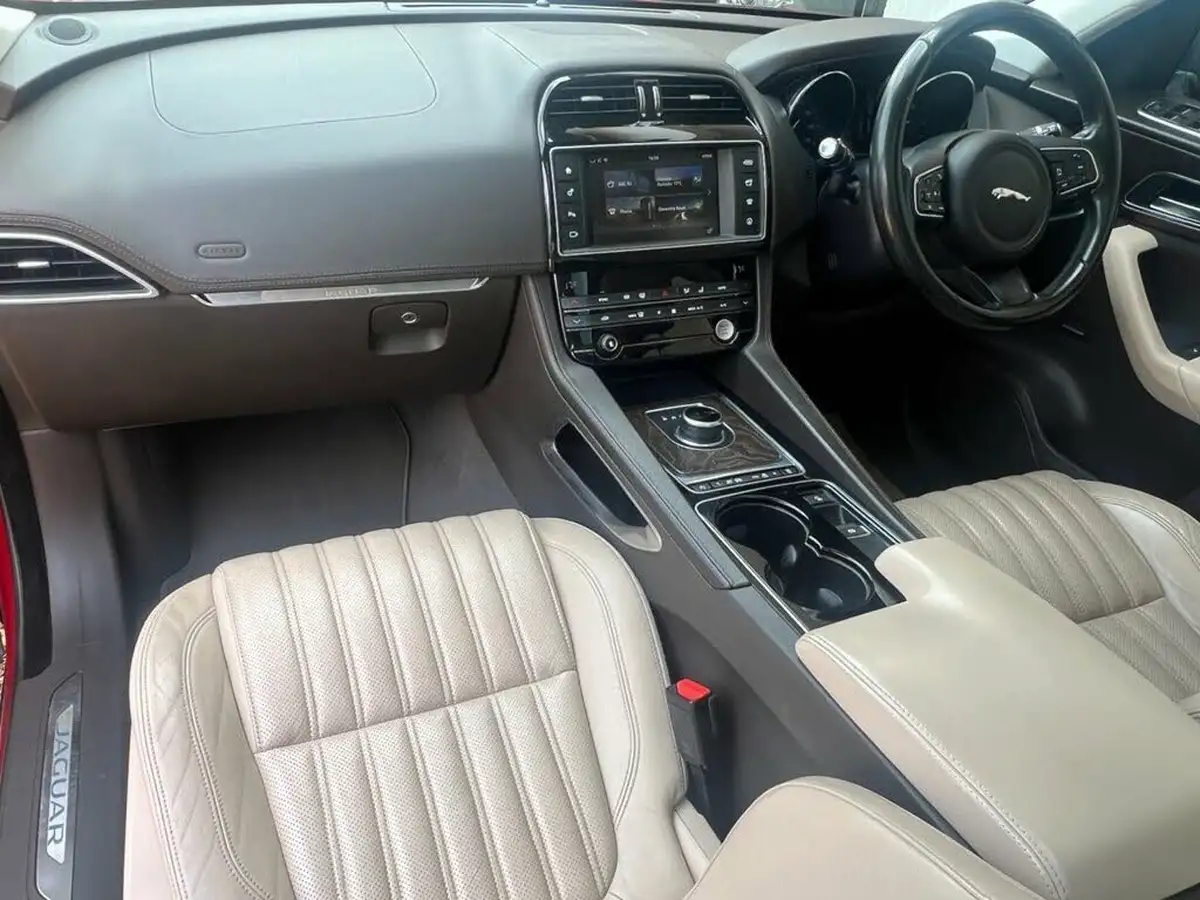 2016-jaguar-f-pace-20-i4d-portfolio-awd-auto-big-2