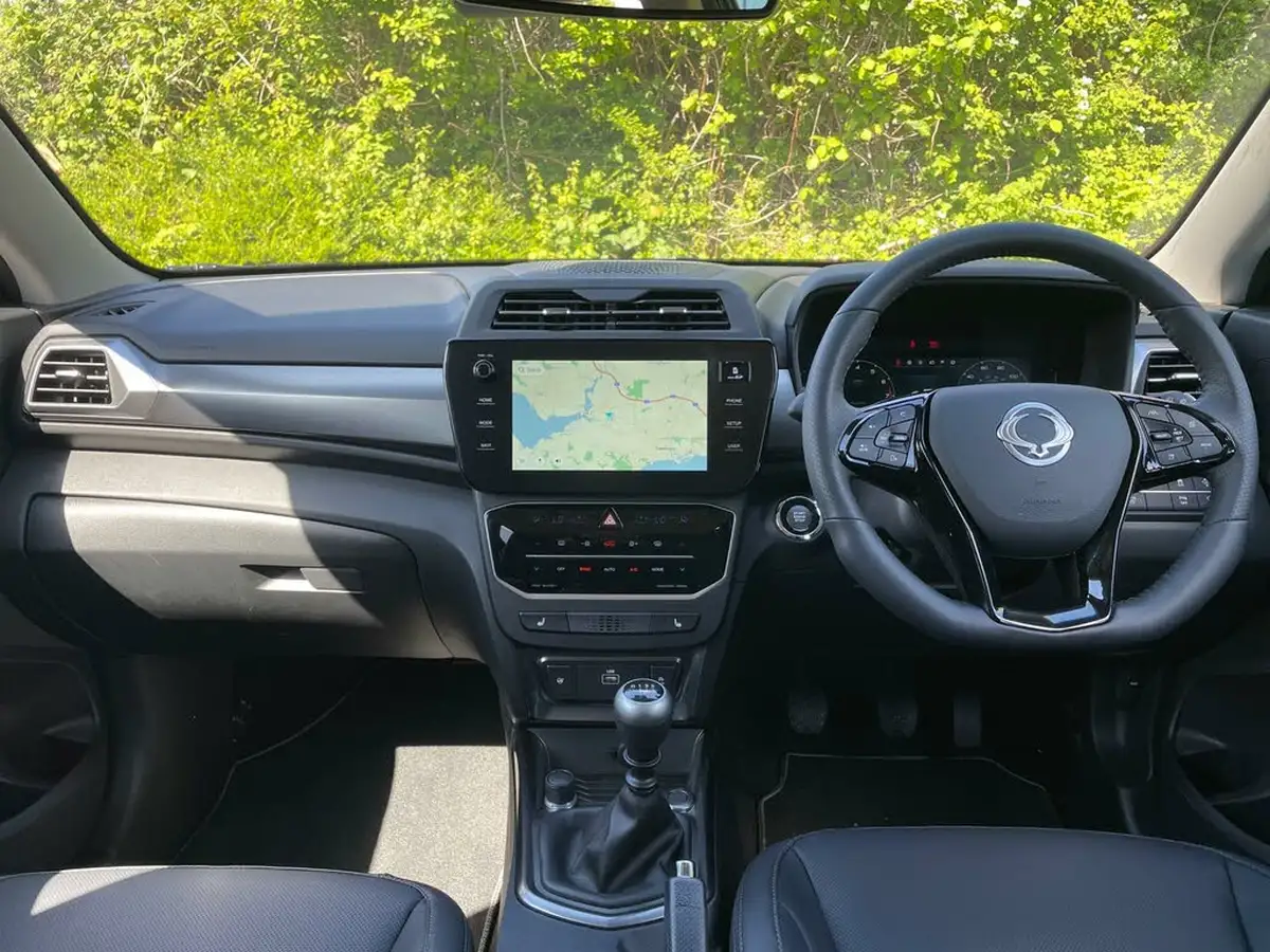 2025-kgm-ssangyong-tivoli-15-k40-big-11