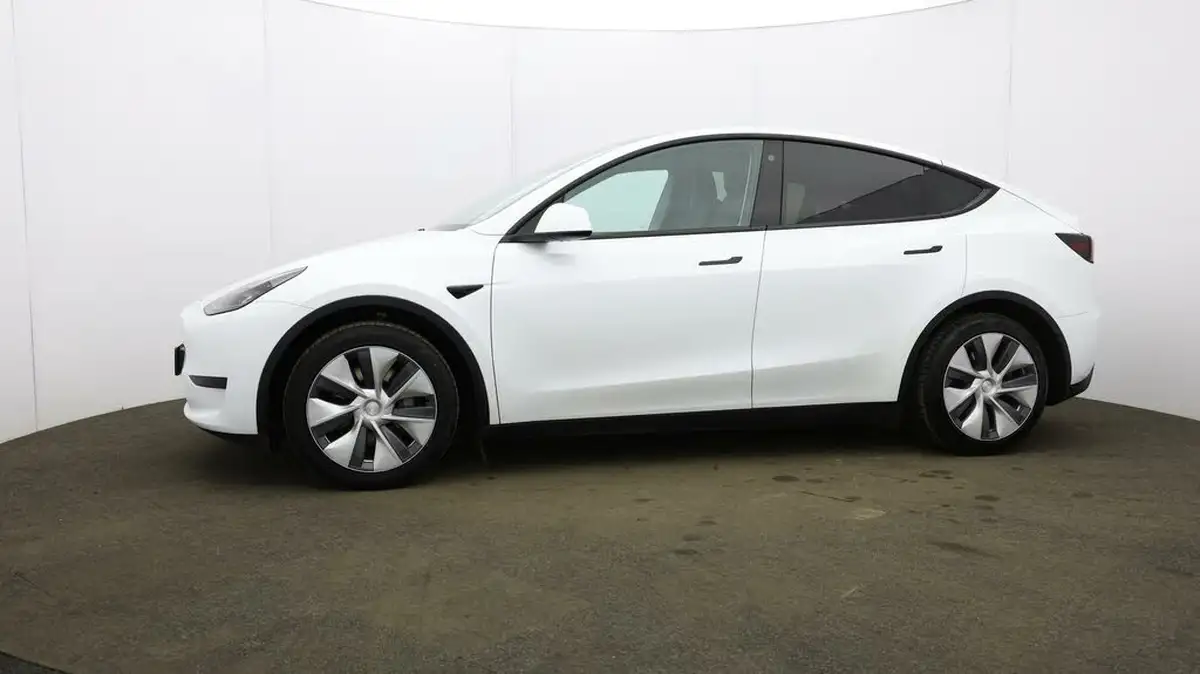 2023-tesla-model-y-e-rwd-big-32